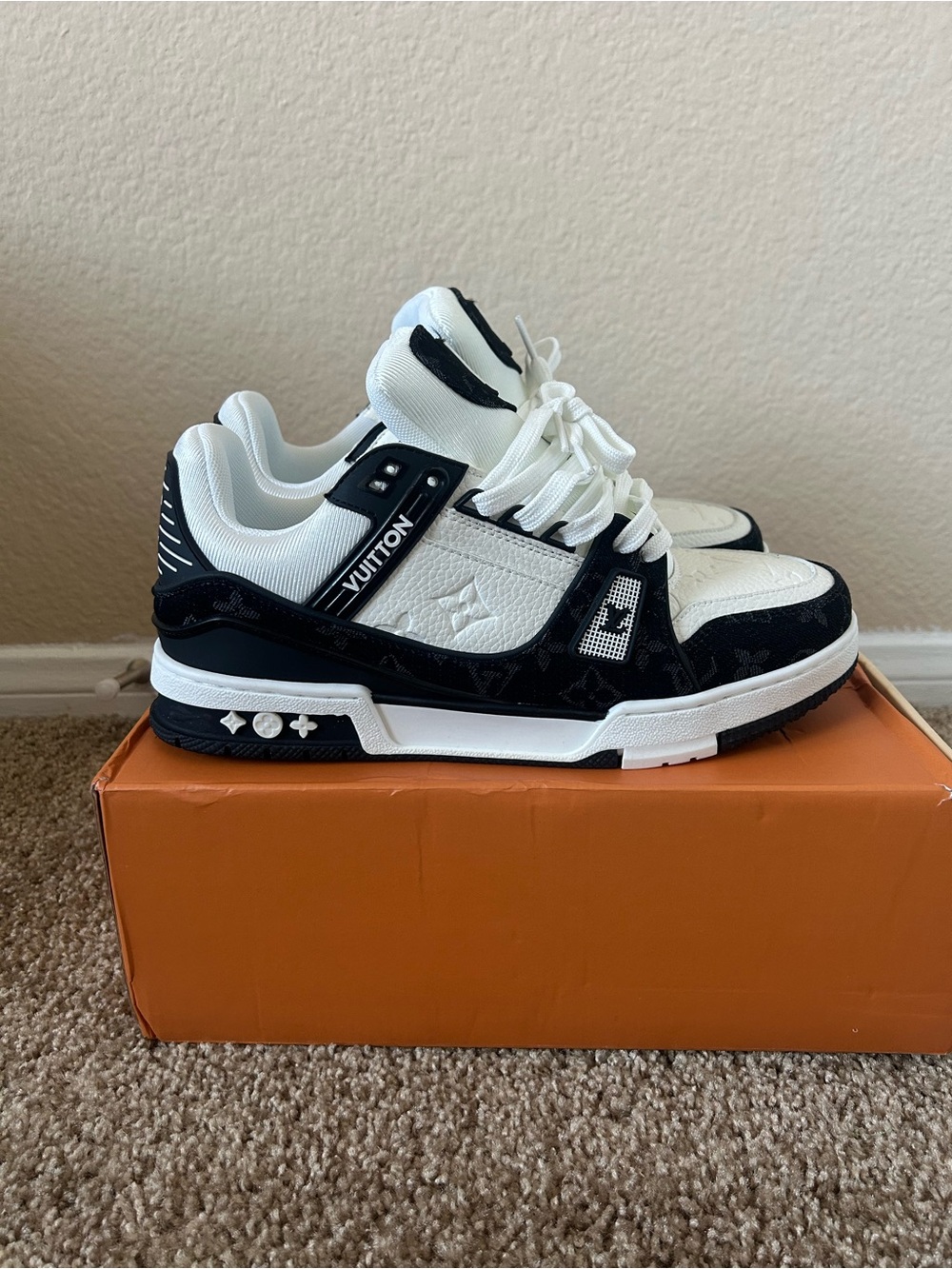 Louis Vuitton Trainer - White/Black Mens Size 11